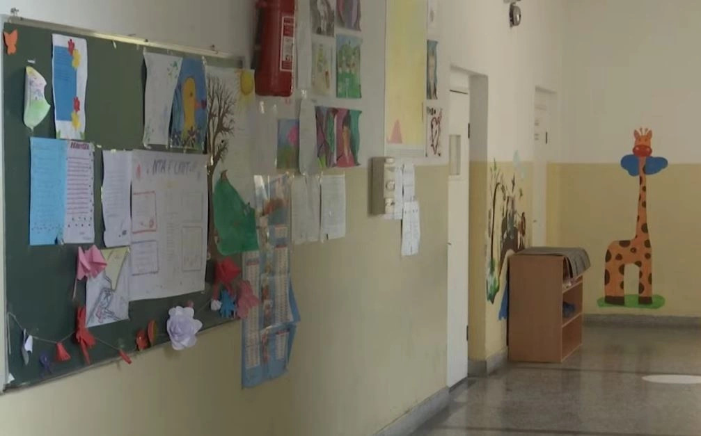 Për një muaj  një shkollë e Sllatinës me 14 nxënës më pak  Ekspertët alarmojnë për pasoja nga migrimi