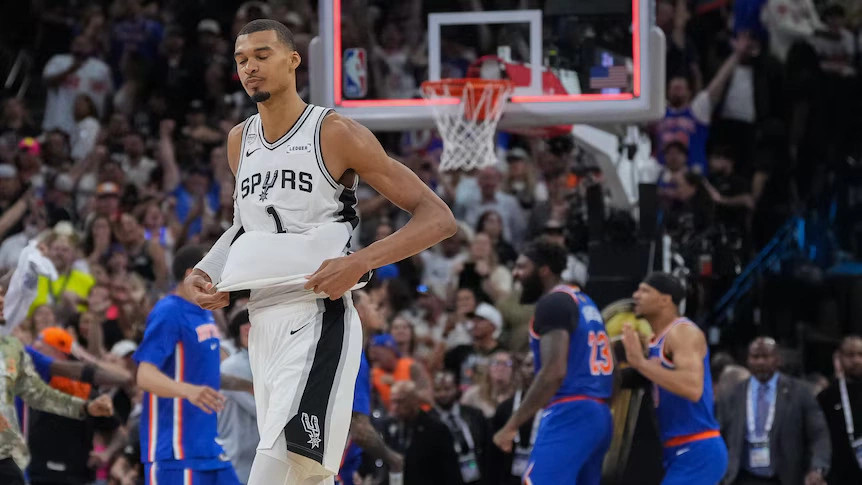 Wembanyama gabon në fund  Knicks marrin kontrollin e finales