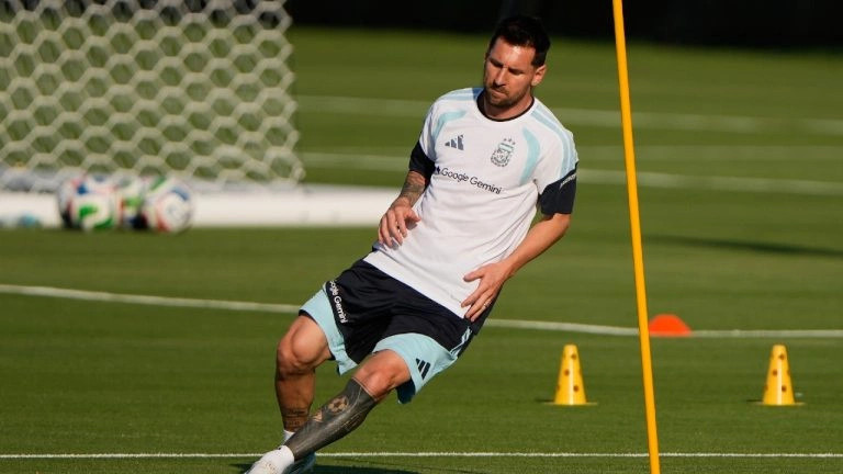 Messi i bashkohet grupit në stërvitje