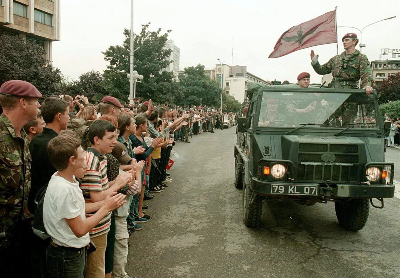 2-Nato-hyrja-Prishtine-1999-ab (2)