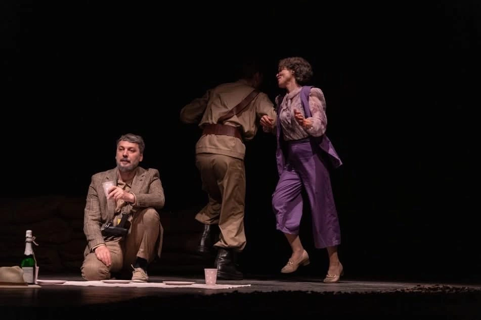 Skenë nga shfaqja “Pikniku” me tekst të Fernando Arrabal nën regji të Kushtrim Mehmetit, e dhënë premierë të premten më 12 qershor në teatrin “Muharrem Qena” në Mitrovicë
