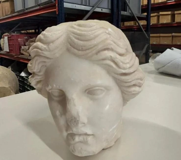 Gjatë këtyre gërmimeve të sondave, pas zbulimit të statujës arkeologët kanë zbuluar themelet e shtëpive dhe dhomave që i përkisnin një vile romake