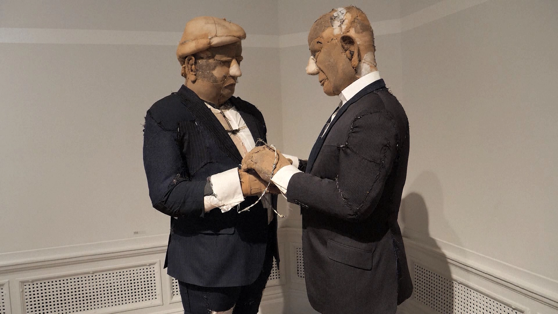 Skulptura Trump - Putin