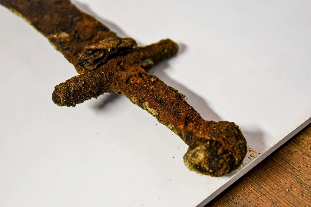 Megjithëse aktualisht nuk ka prova që e lidhin drejtpërdrejt shpatën me ndonjë ngjarje historike konkrete, origjina e saj tregon për një epokë kur armët nuk ishin vetëm mjete lufte, por edhe simbole të statusit shoqëror