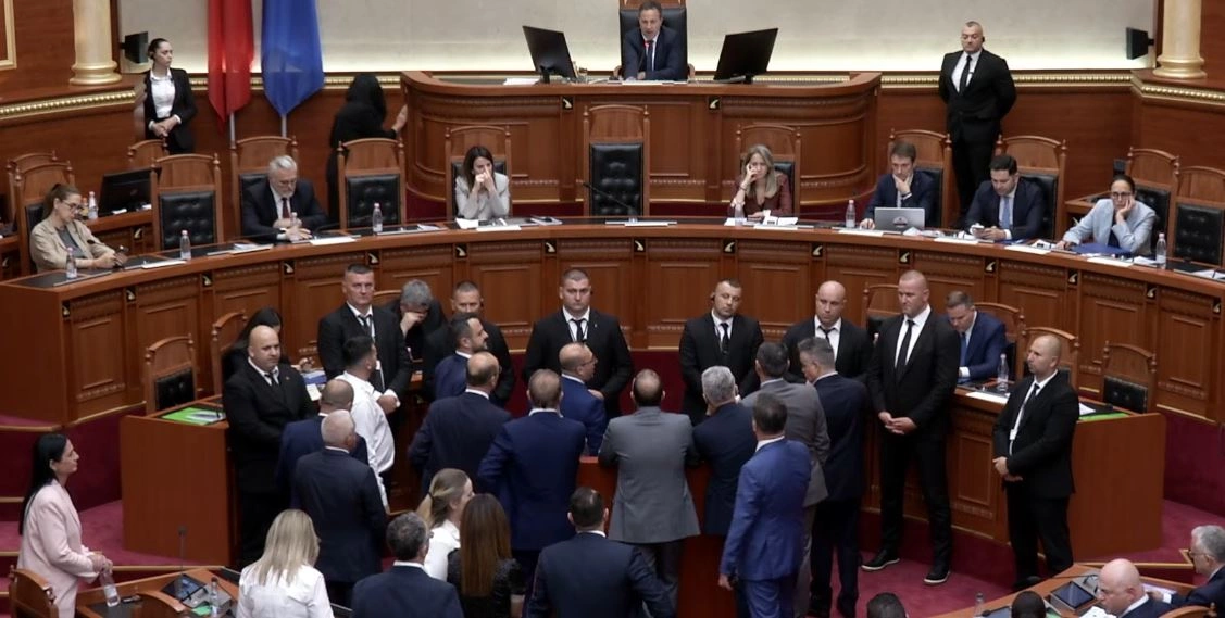 Opozita e Shqipërisë e çon protestën në Kuvend