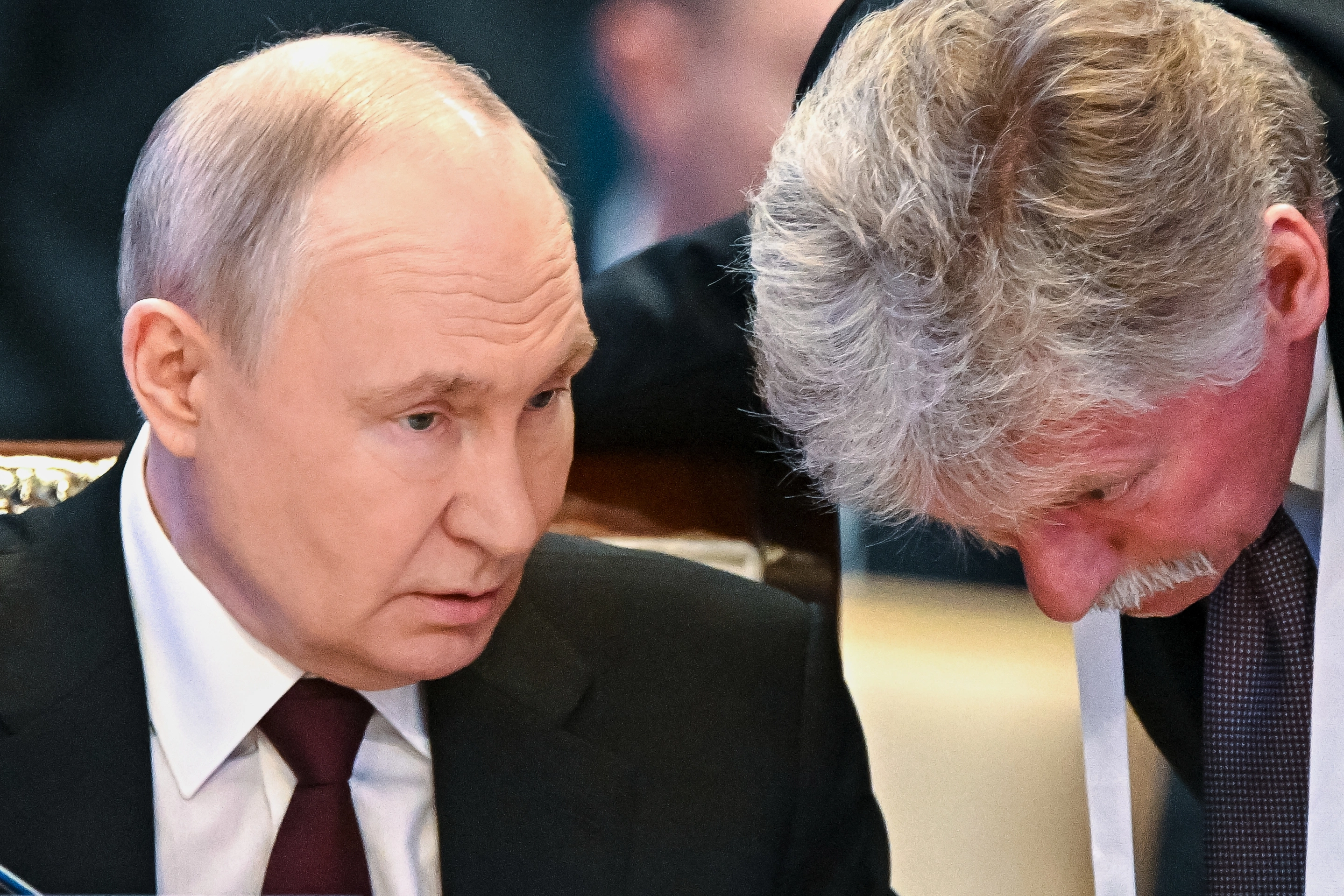 Vladimir Putin dhe Dmitry Peskov