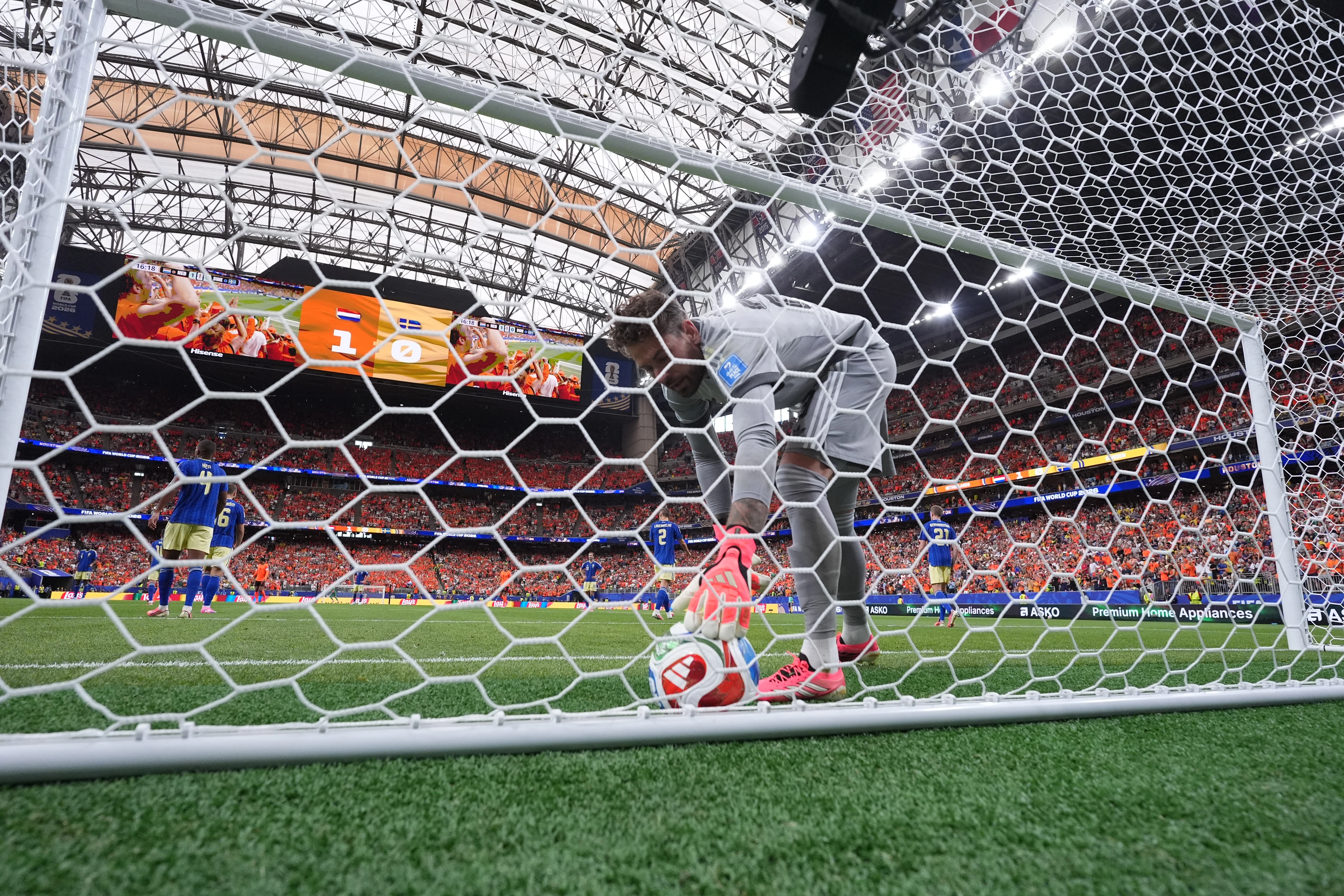 Holanda realizon edhe golin e tretë