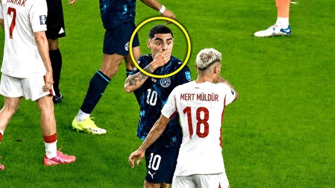Miguel Almironit të Paraguait iu dha kartoni i kuq pasi mbuloi gojën teksa foli me Mert Muldurin e Turqisë