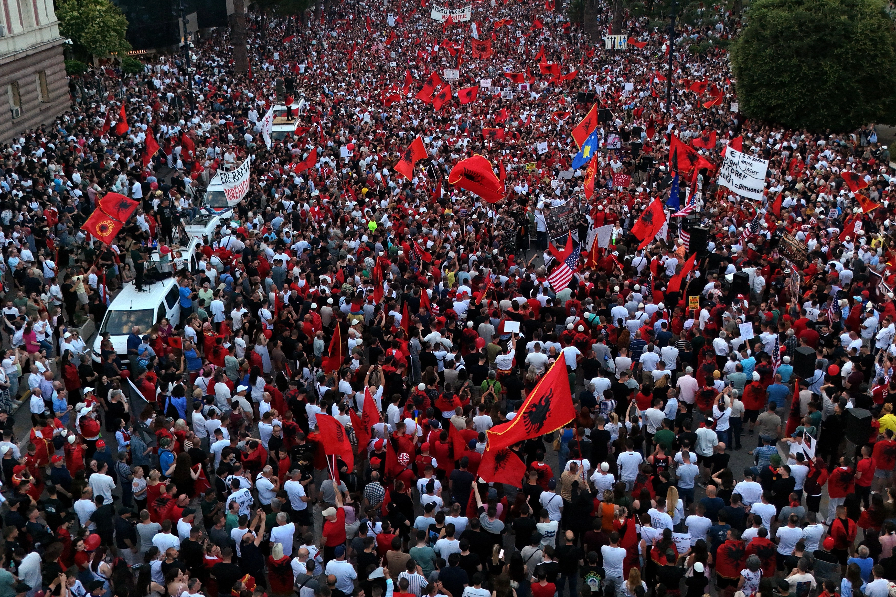 Shqiperia ne proteste