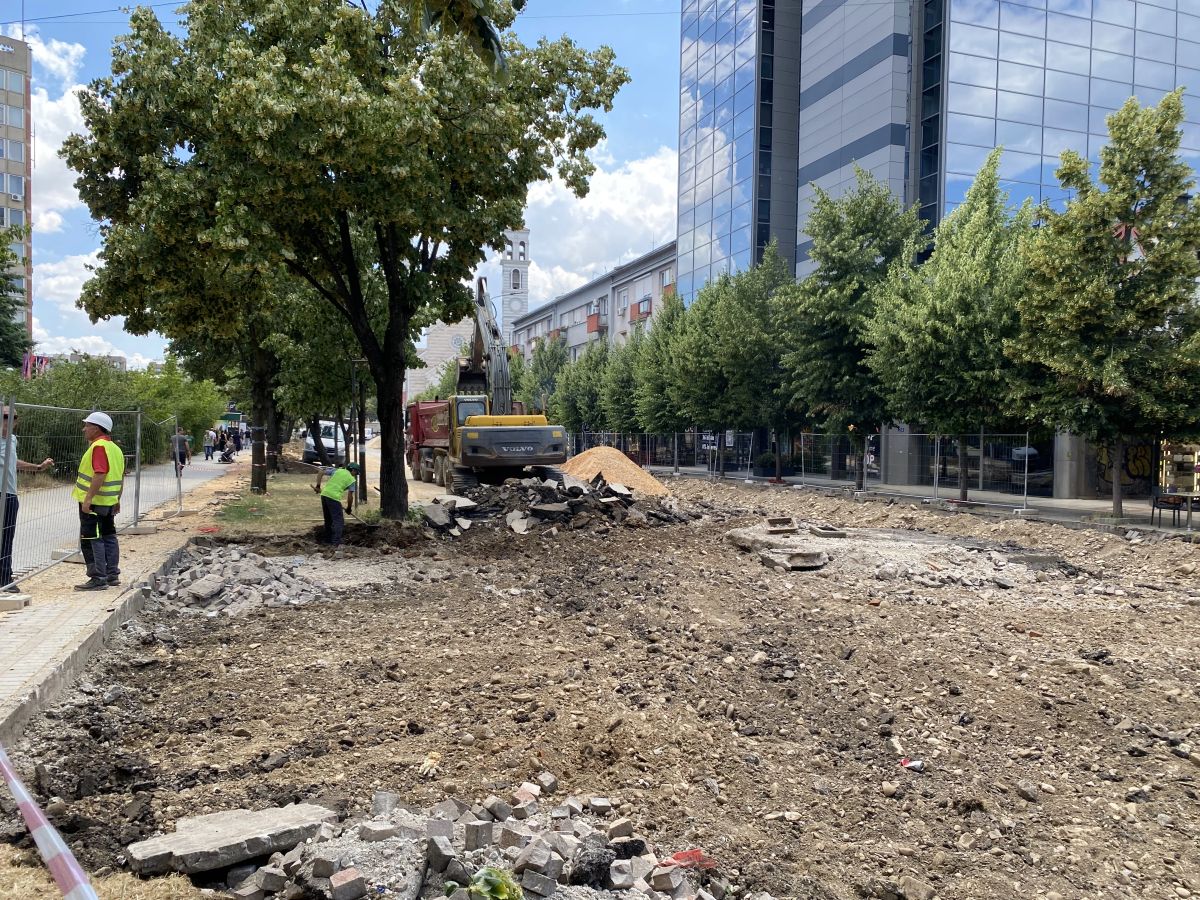 Punimet e Komunës dëmtojnë gypin e ujësjellësit, mbeten pa ujë