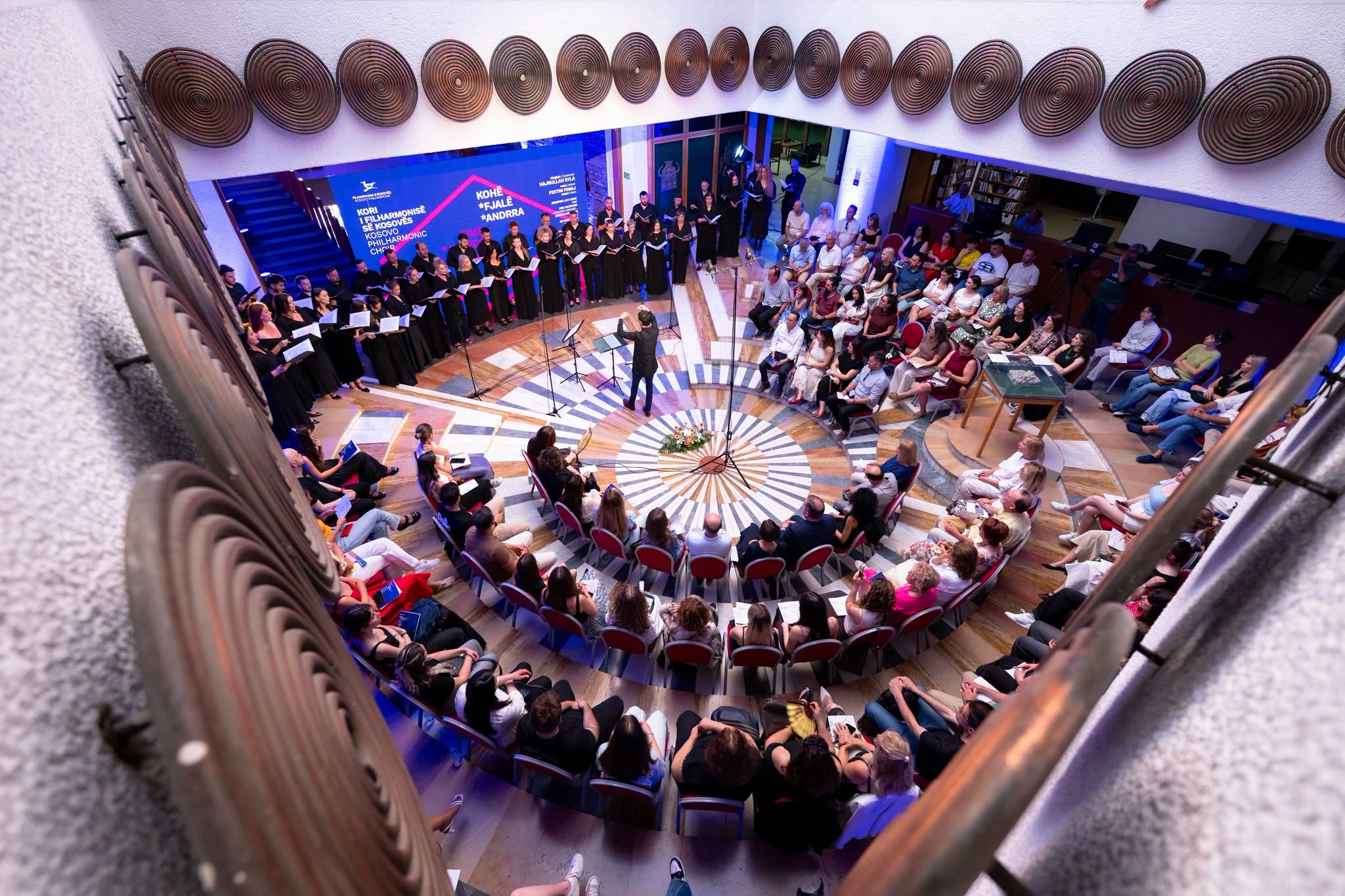 Me program sfidues, Kori i FIlharmonisë së Kosovës denjësisht e ka përmbyllur sezonin me koncertin “Kohë, fjalë, ëndrra” në Amfiteatrin e Bibliotekës Kombëtare të Kosovës (Foto: Arben Llapashtica)