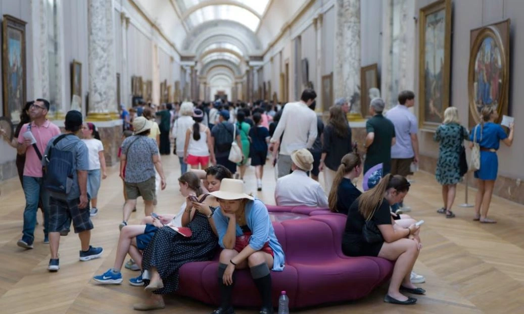 “Louvre” ka nisur hartëzimin klimatik të sallave të tij dhe po merr pjesë në projektin evropian kërkimor “JPI Refresh”, i cili fokusohet në ndikimin e ndryshimeve klimatike në konservimin e veprave të artit