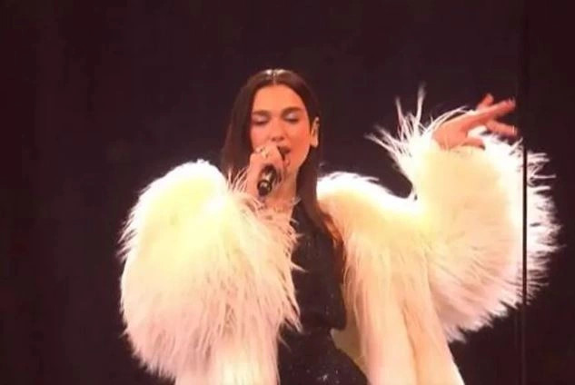 Dua Lipa befason publikun në Brit Awards
