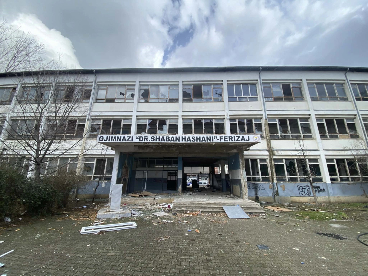 Ish ndërtesa e shkollës monument në Ferizaj vandalizohet e shndërrohet në gërmadhë
