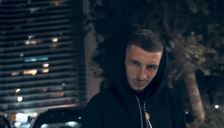 Ndalohet reperi Mossi për sulm ndaj gazetarit Pacolli  dyshohet edhe për vepra tjera penale