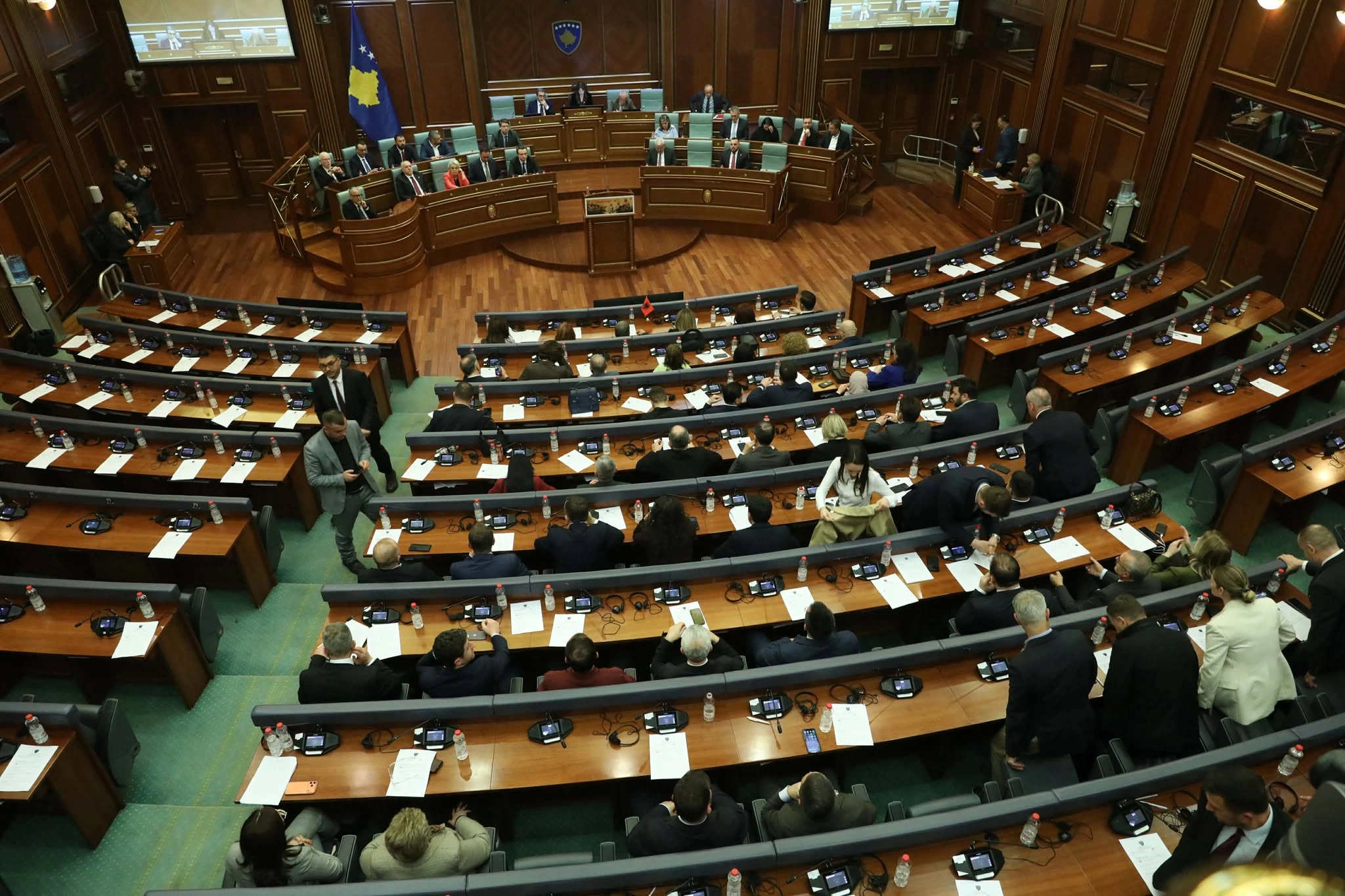 Nis seanca për zgjedhjen e presidentit, të pranishëm vetëm deputetët e pushtetit