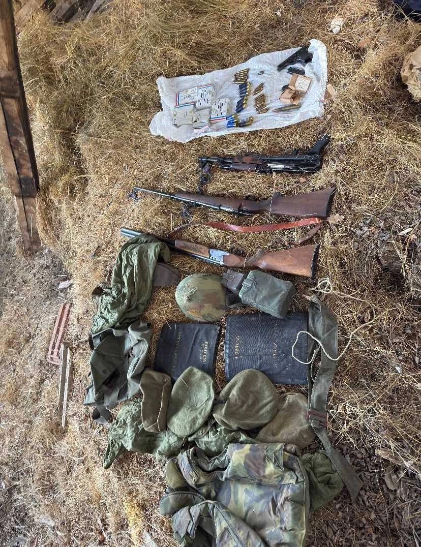 Policia gjen sërish armë e municion në një shtëpi të braktisur në Leposaviq