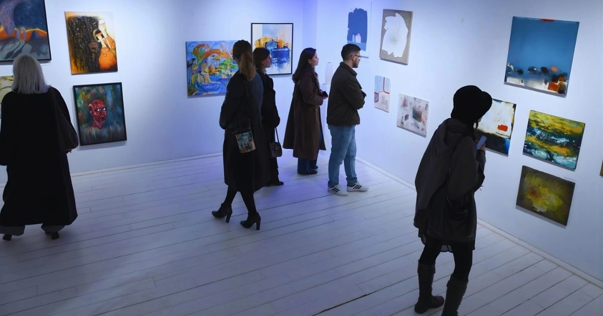 Përmes gjuhës së artit bashkëkohor, Epopeja e Ushtrisë Çlirimtare të Kosovës vjen në ekspozitën “36 orë” si kapitull i historisë e si kujtesë e gjallë e identitetit, sakrificës dhe ëndrrave shekullore për liri (Foto: Galeria “Qahili”)