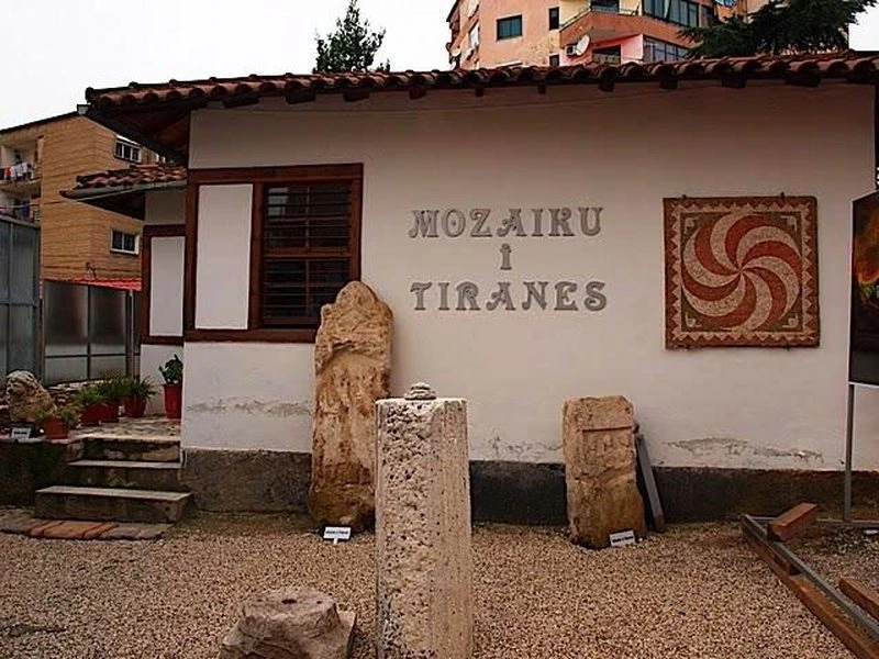 Mozaiku i Tiranës daton që prej shekullit III dhe është zbuluar në vitet ’70 të shekullit të kaluar gjatë punimeve për ndërtimin e një blloku pallatesh