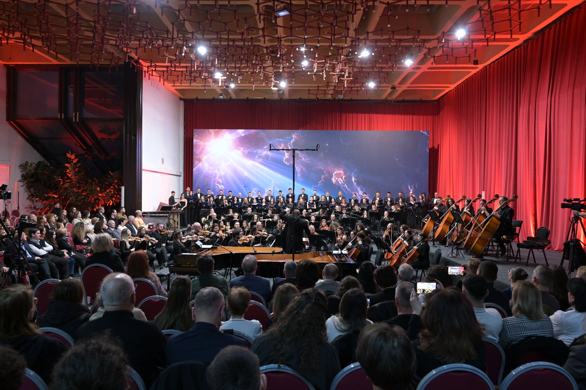 Me solistet në piano Artemida dhe Elizabeta Qarri(Foto Arben Llapashtica)