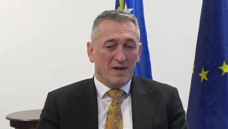 Rashiq pretendon se u ngatërrua kur tha se Kurti ia dha tokën Manastirit të Deçanit hatri tij