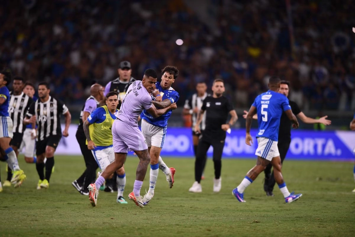 Përleshje masive në ndeshjen Cruzeiro – Atletico Mineiro