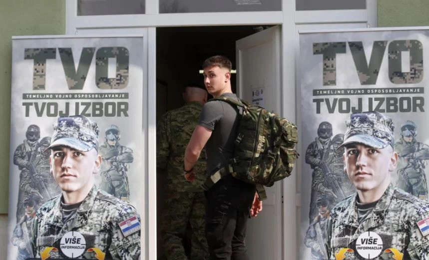 Qindra adoleshentë kroatë paraqiten për shërbimin ushtarak