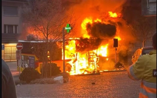 Autobusi përfshihet nga zjarri në Zvicër  6 të vdekur e 5 të lënduar