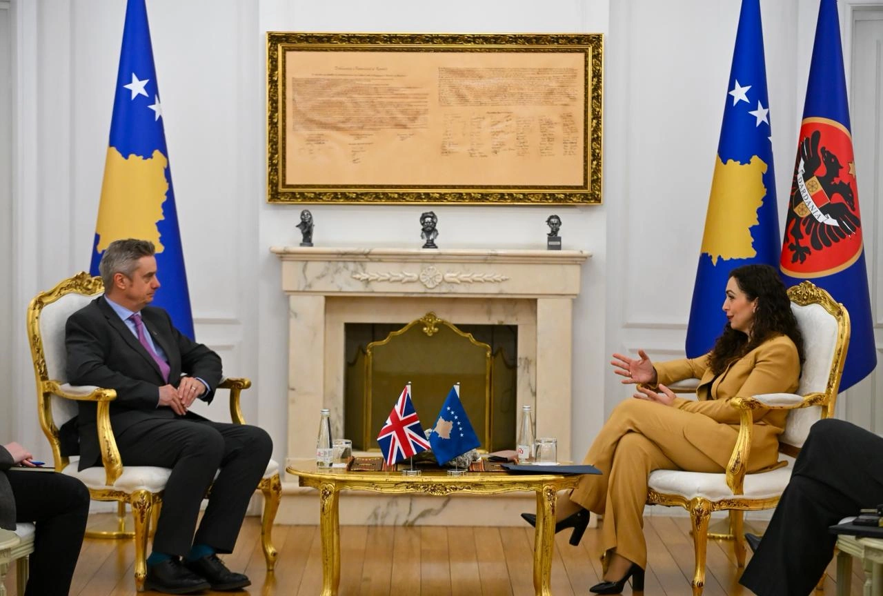 Presidentja Vjosa Osmani në takim me ambasadorin e Mbretërisë së Bashkuar në Kosovë, Jonathan Hargreaves