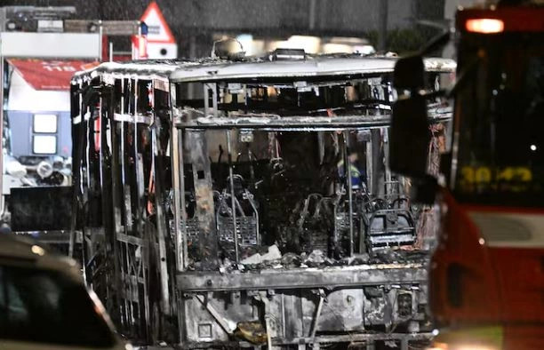 Identifikimi i të vdekurve nga zjarri në një autobus në Zvicër mund të zgjasë me ditë