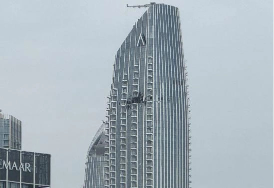 Ndërtesa luksoze shumëkatëshe në Dubai dëmtohet nga sulmi iranian