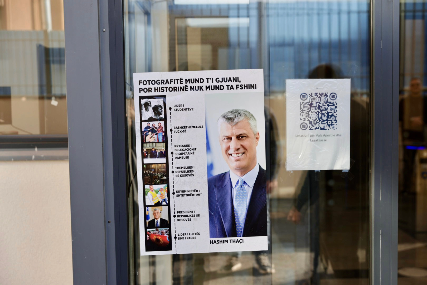 Rinia e PDK-së vendos fotografinë e Thaçit në objektin e MPJD-së: Historinë s’mund ta fshini