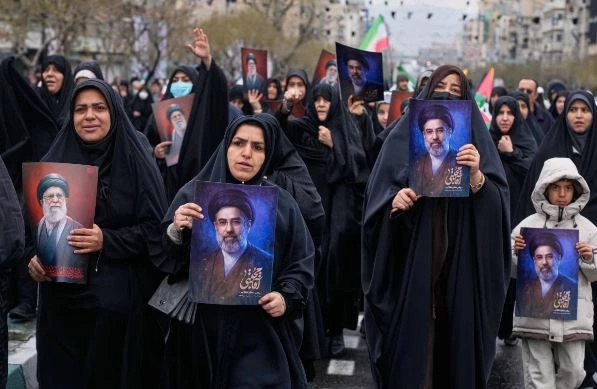 Marshe masive  iranianët dalin me portrete të liderit të ri e brohorasin kundër SHBA së e Izraelit