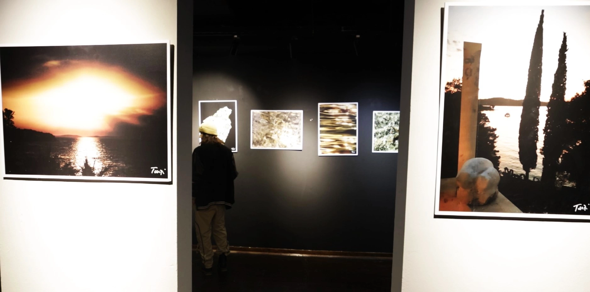 “Miniaturat e Adriatikut” është ftesë për të përjetuar qetësinë, dritën dhe emocionin e detit si kujtime që mbeten të gjalla në fotografi
