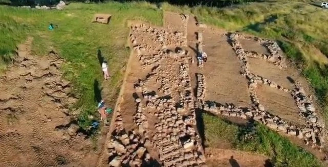 Qyteti antik në Bushat të Shkodrës besohet se lulëzoi në shekujt IV-II para erës sonë dhe me rënien e mbretërisë ilire të Ardianëve, qyteti pësoi rënie graduale derisa u braktis tërësisht