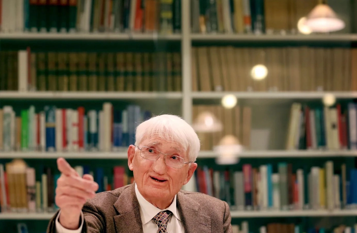 ...na mbetet të reflektojmë seriozisht dhe mbase edhe të bëjmë përpjekje të aplikojmë atë që Habermasi e thotë: “Kurrë nuk ka pasur më shumë dituri për paditurinë tonë!”