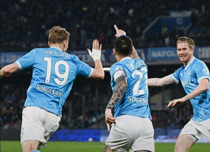 Napoli fiton me përmbysje