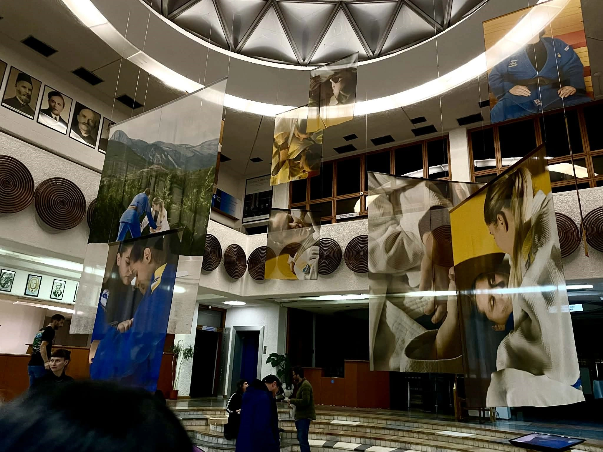 “Butësia kontrollon fortësinë” e artisteve Anaïs Horn dhe Verena Walzl, kuruar nga Blerta Hoçia, në Bibliotekën Kombëtare të Kosovës