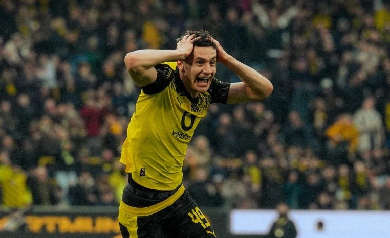 Dortmundi fiton pastër ndaj Augsburgut të Rexhbeçajt