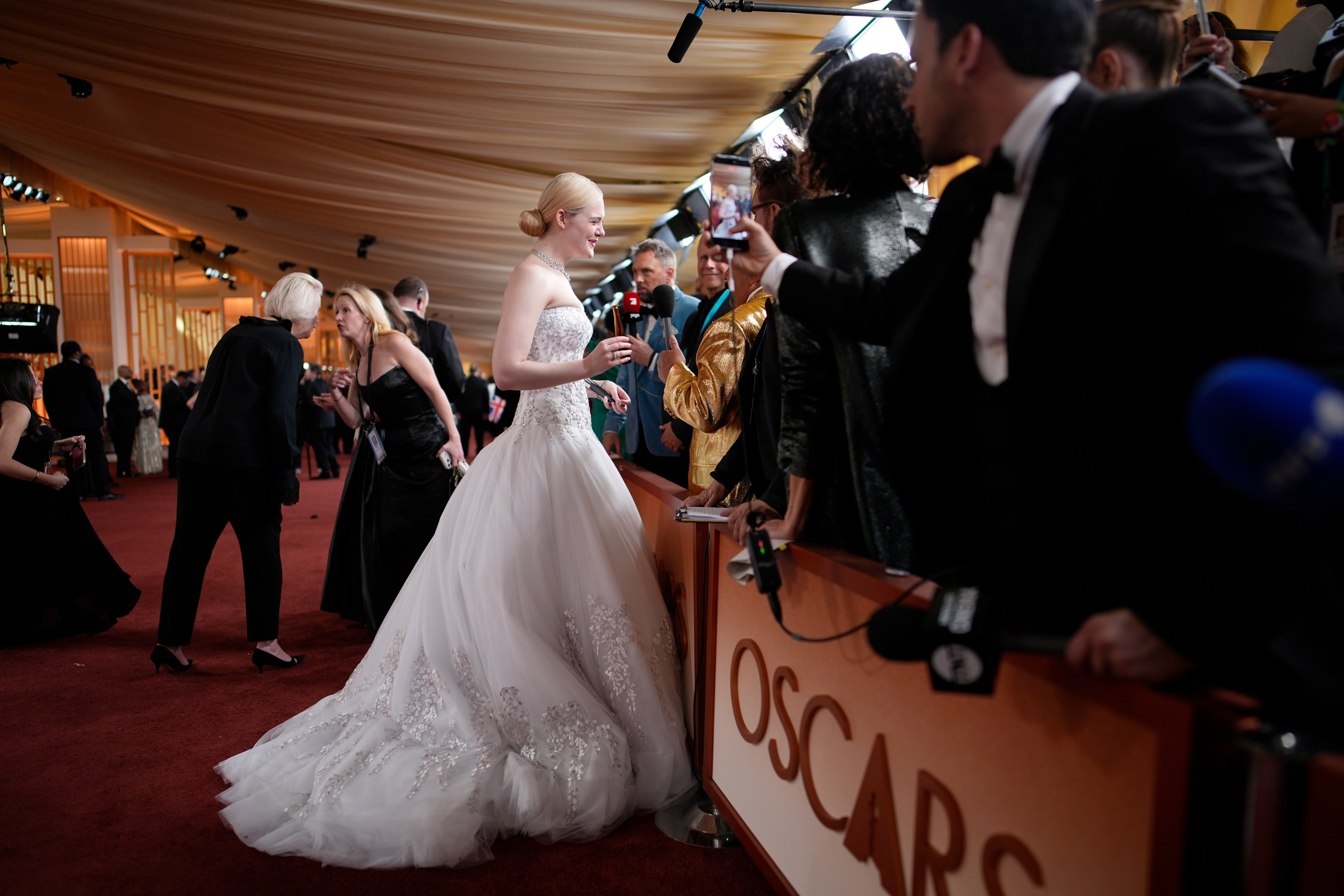 Aktorja Elle Fanning tepihun e kuq të ceremonisë së ndarjes së çmimeve “Oscar”