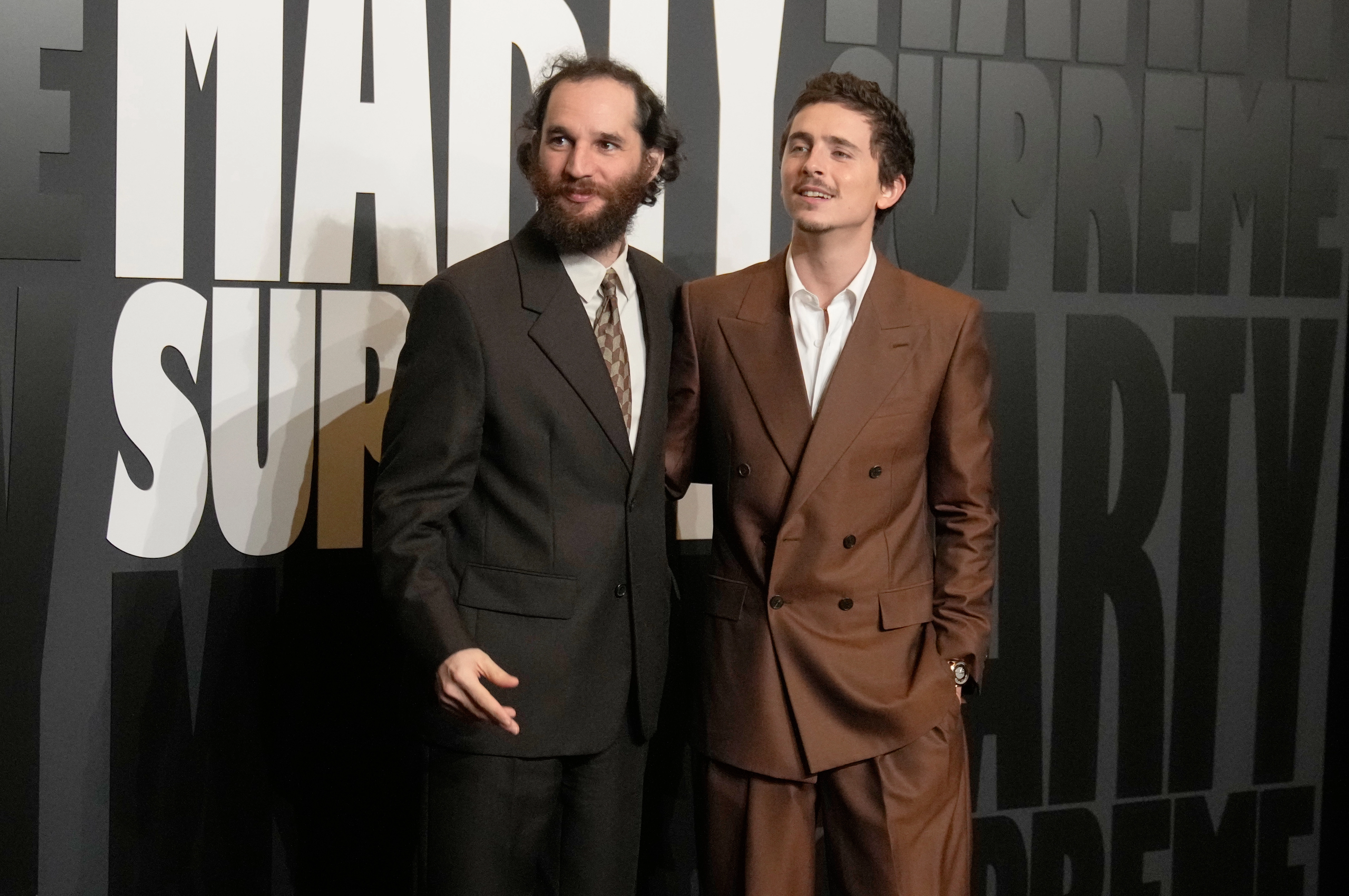 Regjisori Josh Safdie dhe aktori Timothée Chalamet