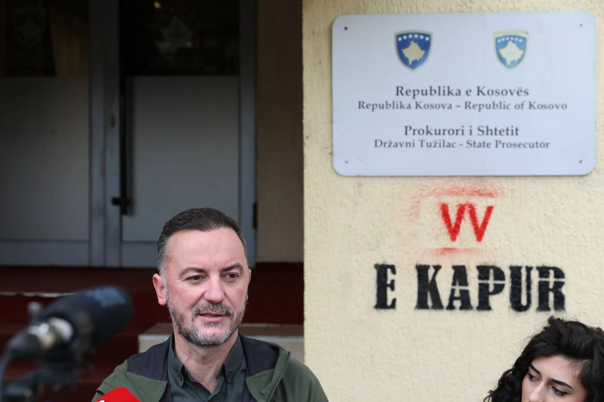 Dardan Molliqaj me aksion simbolik pranë Prokurorit të Shtetit