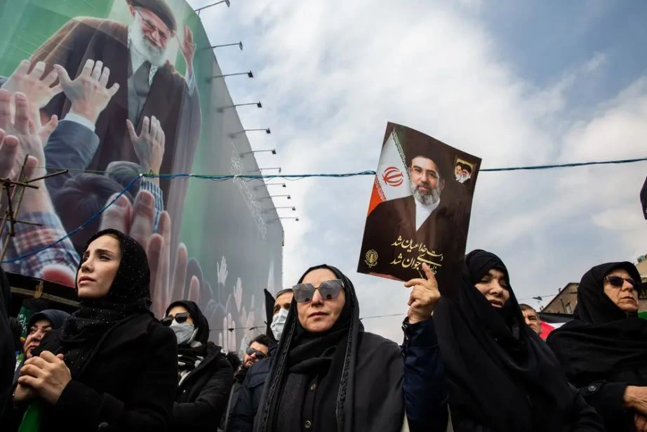 Iran - nje grua mban posterin e Khameneit