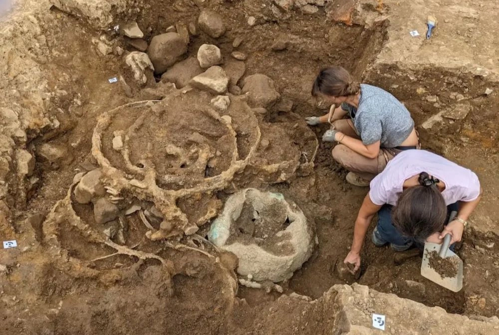 Ky zbulim, i njohur sot si depozitat e Melsonbyt, përfaqëson një nga koleksionet më të mëdha të kulturës materiale nga epoka e hekurit në Britani