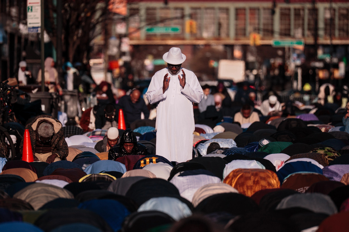 myslimanet-neper-bote-e-shenojne-fiter-bajramin-nen-hijen-e-lufterave-dhe-pasigurise