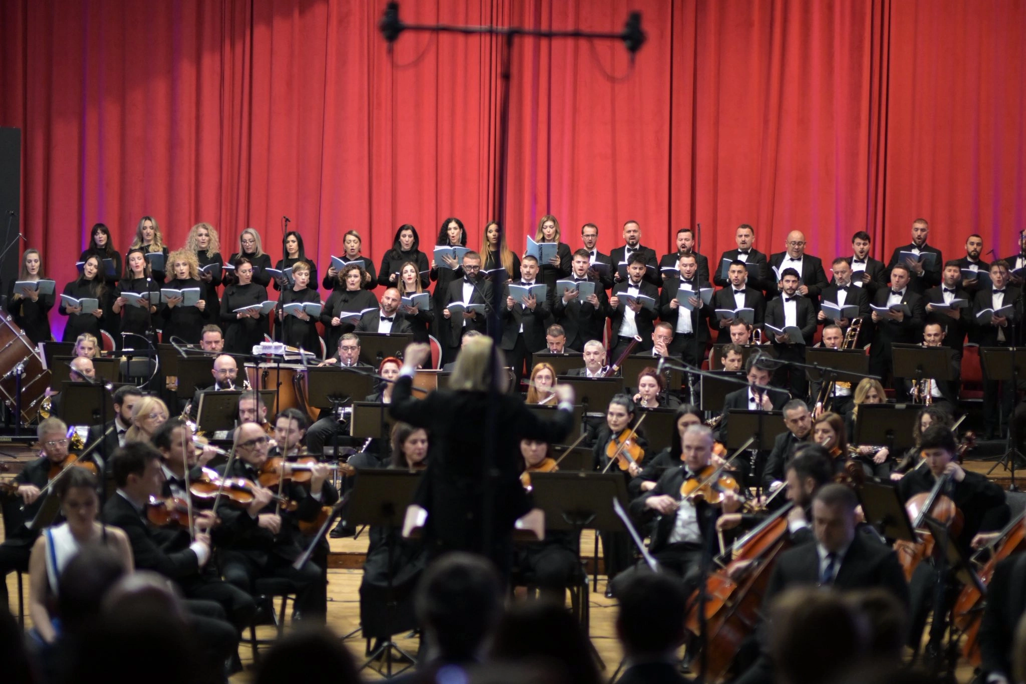 Ndonëse të ndryshme në kohë dhe stil, veprat janë bërë një në një program të shpalosur të enjten mbrëma. Ngjan më shumë në një lloj transparence me publikun e Filharmonisë që e përcjell përherë (Foto: Arben Llapashtica)