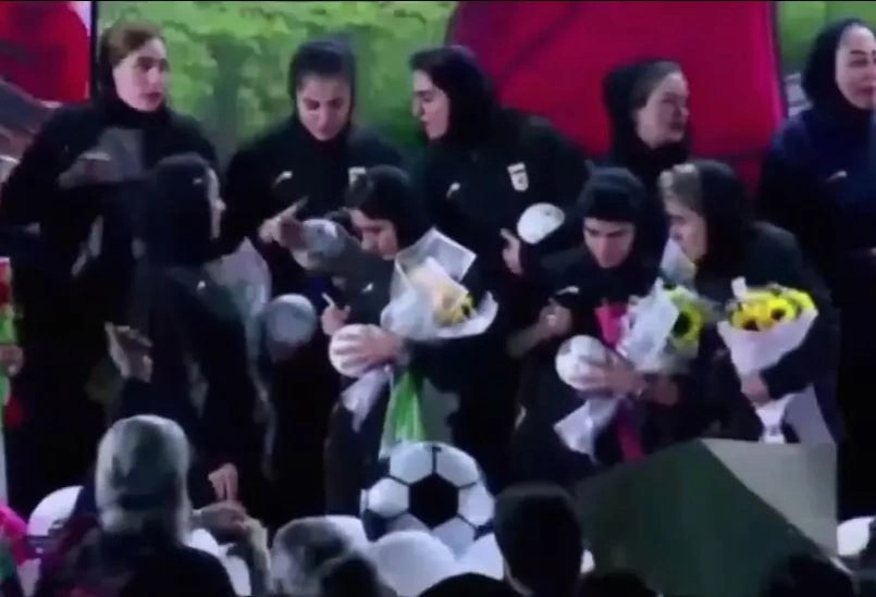 Futbollistet e Iranit nderohen me ceremoni pas kthimit në Teheran