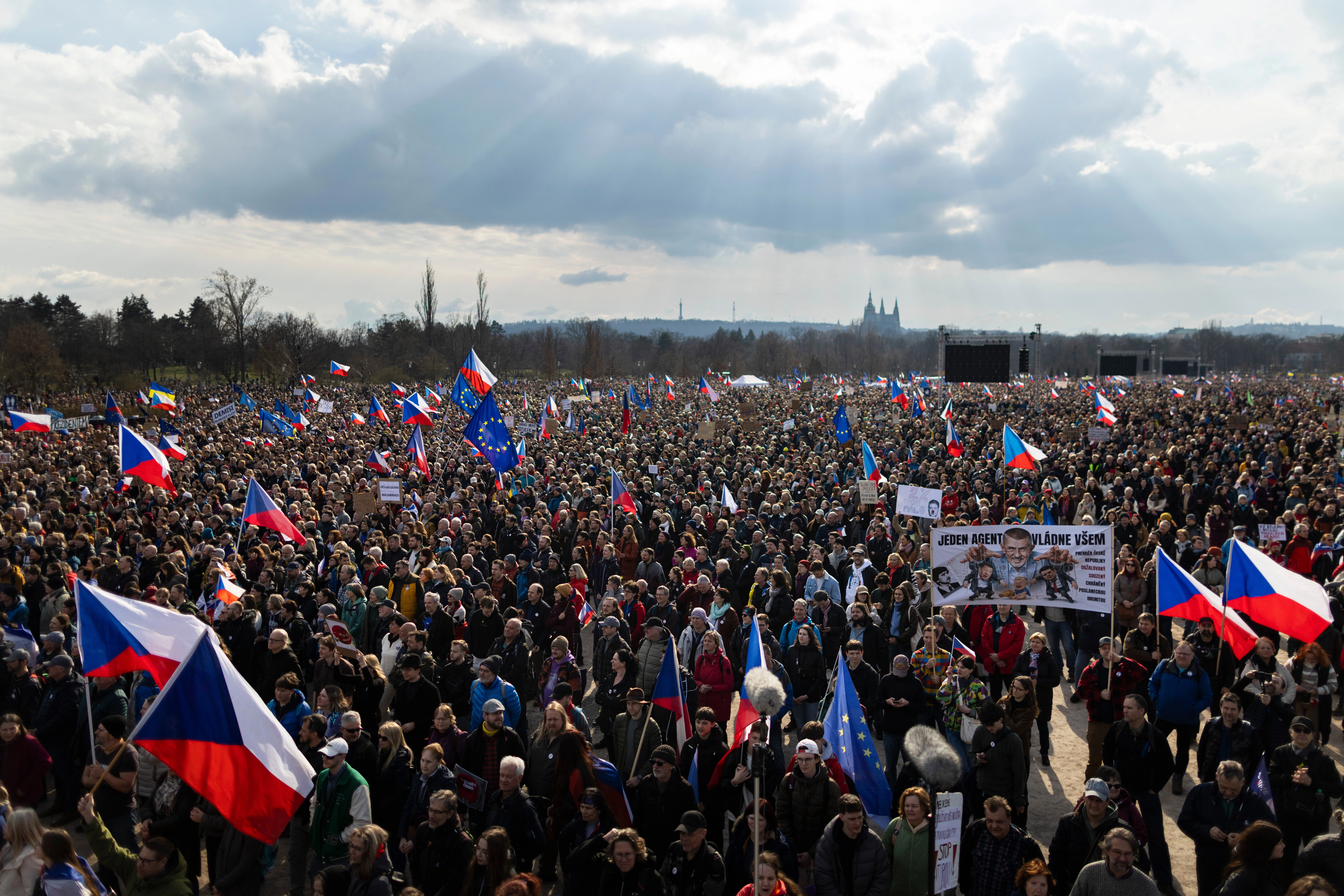 Çekët vërshojnë rrugët në Pragë