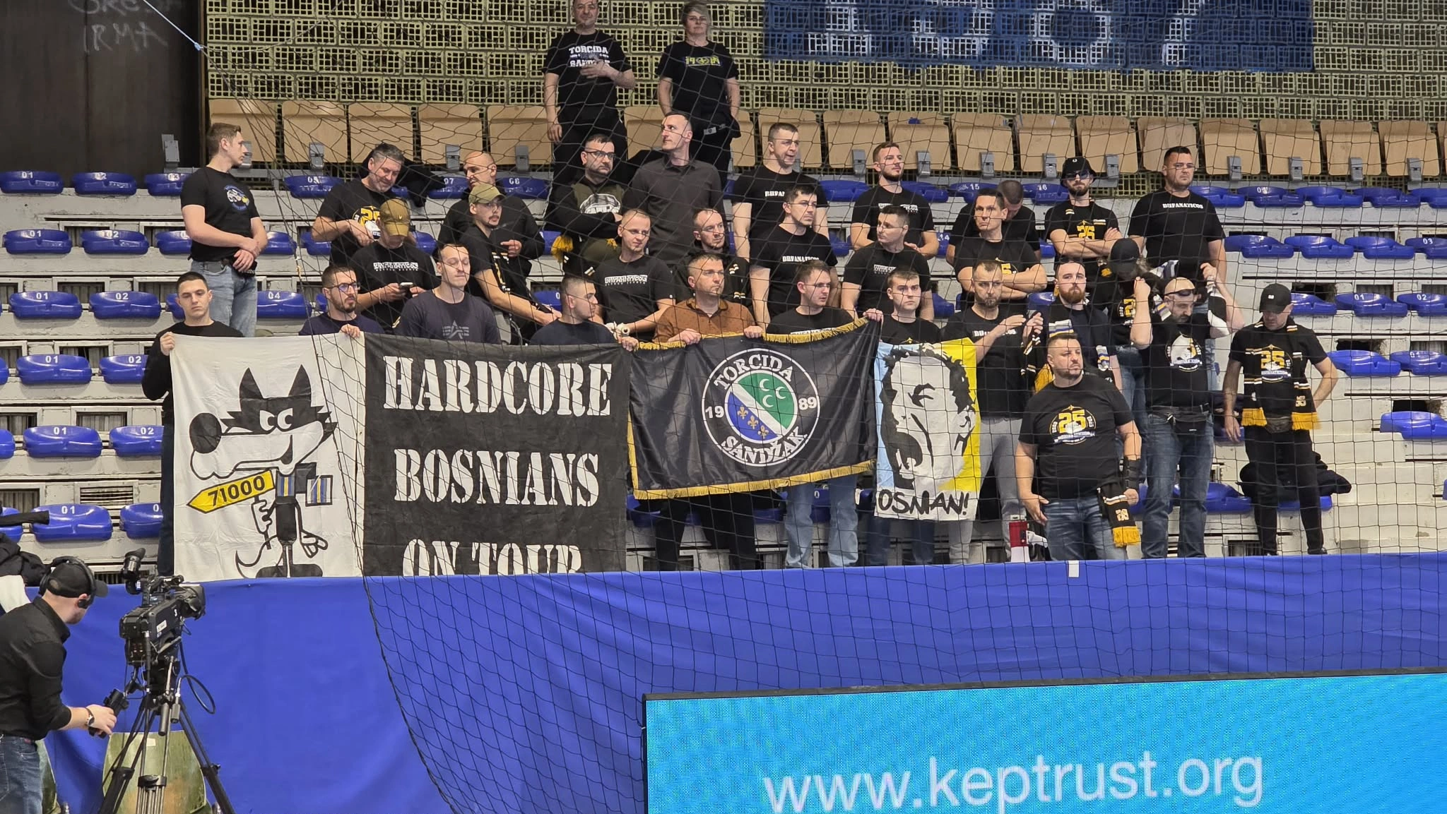 Tifozët boshnjakë në ndeshjen në Prishtinë mes Kosovës e Bosnjës