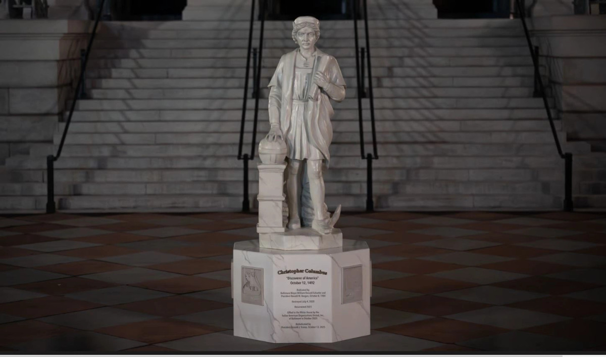 presidenti-trump-vendos-shtatoren-e-columbusit-ne-ambientet-e-shtepise-se-bardhe